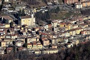 40 Sbirciata con lo zoom sul centro di Zogno
